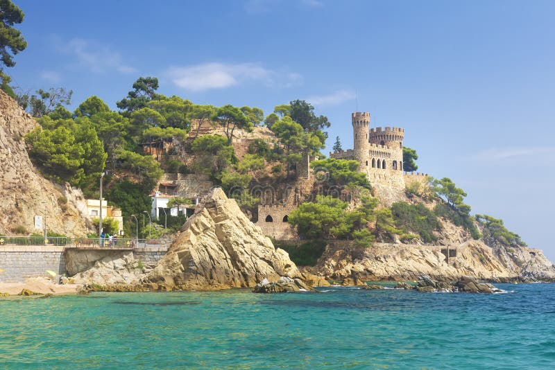 Castillo de Lloret de Mar en la playa Castell Platja en la playa del Sa Caleta en la costa Brava de Cataluña España Mar Mediterrá foto de archivo libre de regalías Castillo de Lloret de Mar en la playa Castell Platja en la playa del Sa Caleta en la costa Brava de Cataluña España Mar Mediterrá foto de archivo libre de regalías