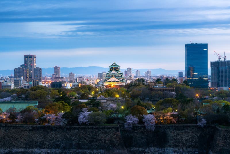 Castillo de Osaka con la flor de cerezo y el distrito financiero en fondo en Osaka, Japón imagen de archivo libre de regalías Castillo de Osaka con la flor de cerezo y el distrito financiero en fondo en Osaka, Japón imagen de archivo libre de regalías