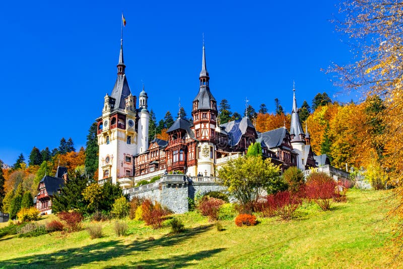Castillo de Peles, Sinaia, el condado de Prahova, Rumania: Castillo famoso del Neo-renacimiento en colores del otoño imagenes de archivo Castillo de Peles, Sinaia, el condado de Prahova, Rumania: Castillo famoso del Neo-renacimiento en colores del otoño imagenes de archivo