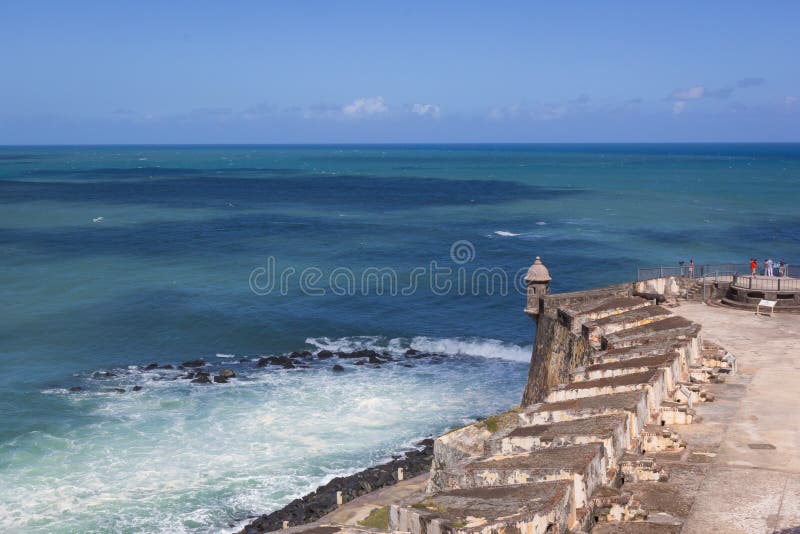 CASTILLO DE SAN FELIPE DEL MORRO, PUERTO RICO, USA - FEBRUARI 16, 2015: Besökare på fästningen beundrar det blåa Atlanticet Ocean royaltyfri foto CASTILLO DE SAN FELIPE DEL MORRO, PUERTO RICO, USA - FEBRUARI 16, 2015: Besökare på fästningen beundrar det blåa Atlanticet Ocean royaltyfri foto