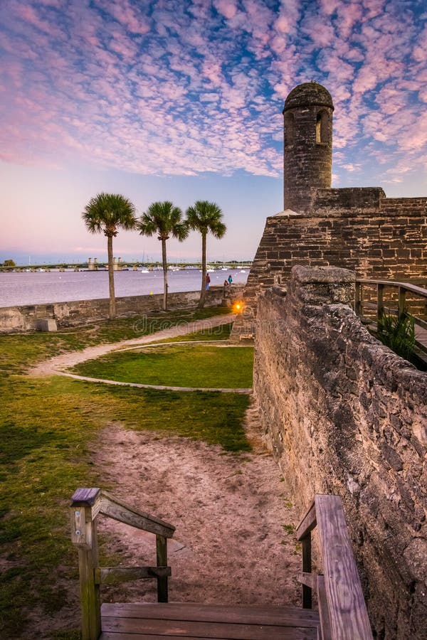 Castillo de San Marcos no por do sol, em St Augustine, Florida fotos de stock royalty free Castillo de San Marcos no por do sol, em St Augustine, Florida fotos de stock royalty free