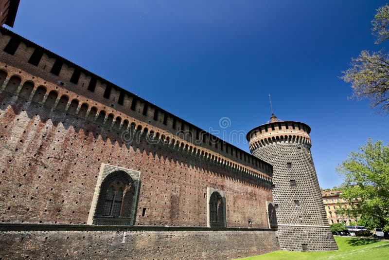 Castillo de Sforza en Mil?n Torre y paredes cil?ndricas El castillo con las paredes y el fondo del cielo azul de un d?a de primav foto de archivo libre de regalías Castillo de Sforza en Mil?n Torre y paredes cil?ndricas El castillo con las paredes y el fondo del cielo azul de un d?a de primav foto de archivo libre de regalías