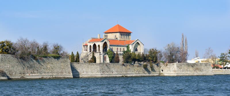 Castillo de Tata con el lago foto de archivo libre de regalías Castillo de Tata con el lago foto de archivo libre de regalías
