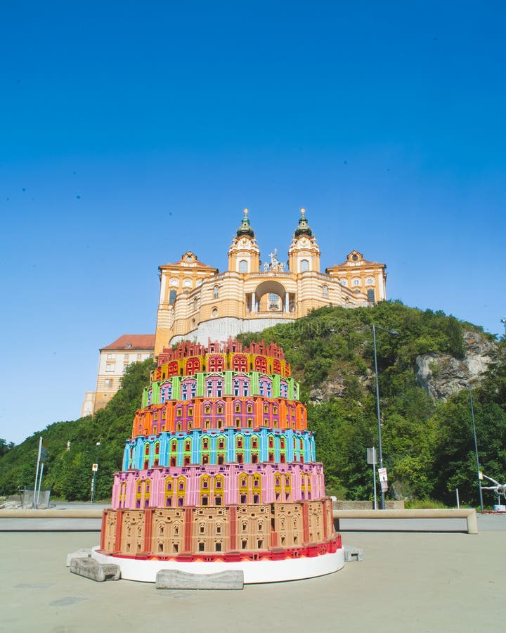 Castillo Dominant Melk desde abajo foto de archivo libre de regalías Castillo Dominant Melk desde abajo foto de archivo libre de regalías