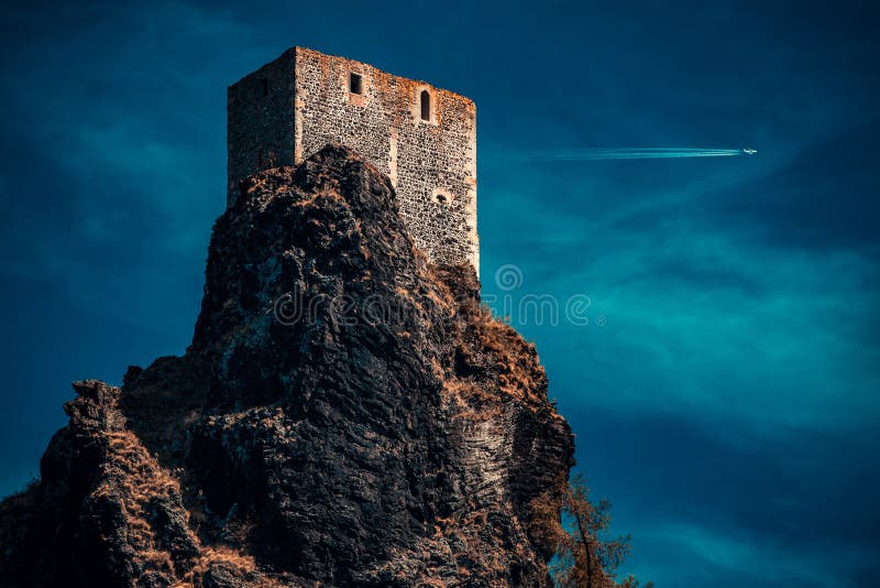 Castillo en la noche fotografía de archivo libre de regalías Castillo en la noche fotografía de archivo libre de regalías