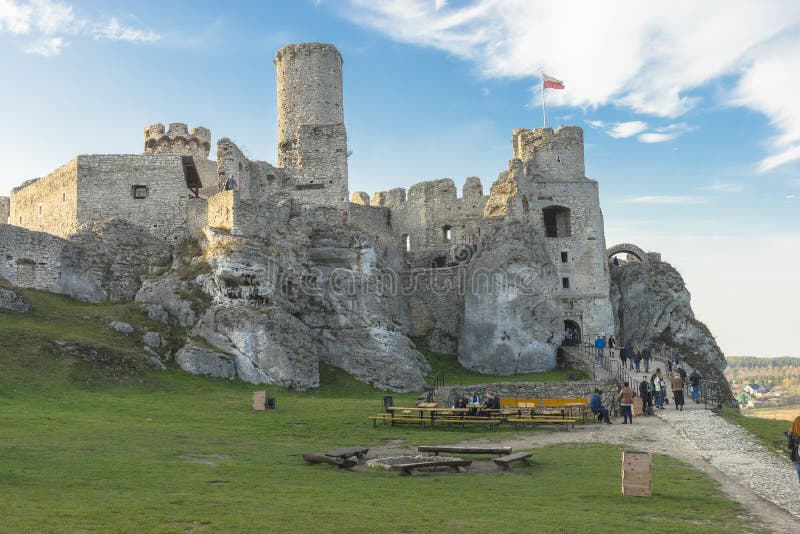 The Witcher en Castillo de Ogrodzieniec, Polonia - Localizaciones de The Witcher, Netflix - Foro General de Google Earth