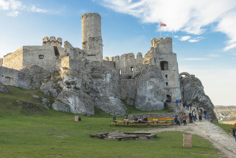 The Witcher en Castillo de Ogrodzieniec, Polonia - Localizaciones de The Witcher, Netflix p77895