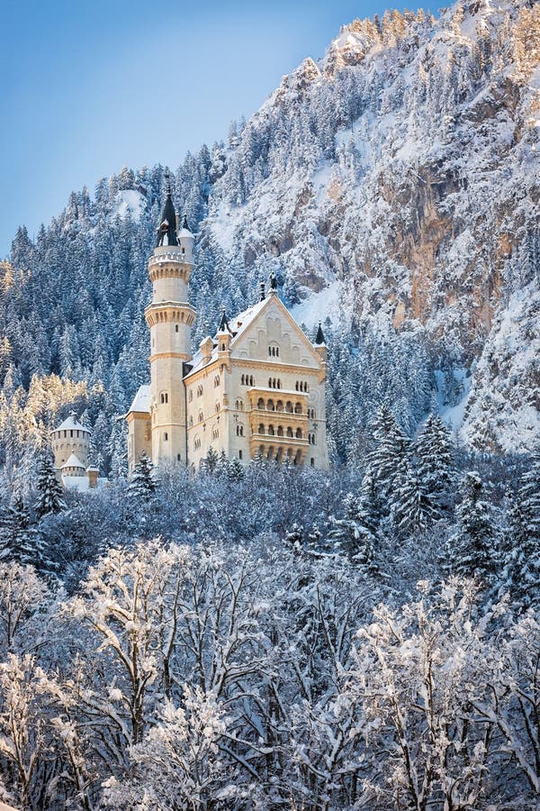 Castillo en paisaje hivernal, Alemania de Neuschwanstein foto de archivo Castillo en paisaje hivernal, Alemania de Neuschwanstein foto de archivo