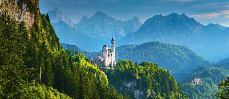 Castillo en verano, Baviera, Alemania de Neuschwanstein foto de archivo libre de regalías Castillo en verano, Baviera, Alemania de Neuschwanstein foto de archivo libre de regalías