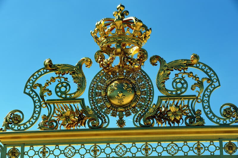 Castillo francés de Versalles, puerta delantera, emblema de oro o