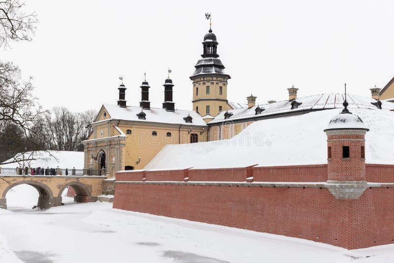 Castillo histórico con paredes de ladrillo y alrededores cubiertos de nieve fotografía de archivo libre de regalías