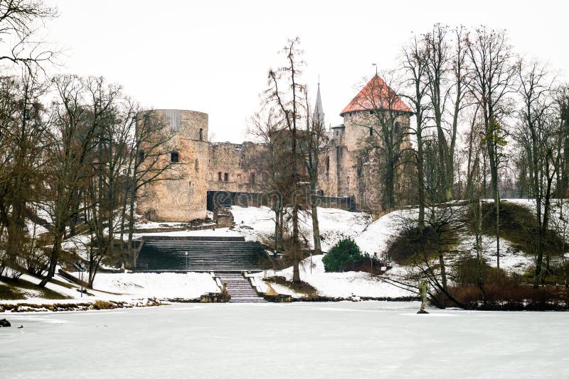 Castillo medieval de Cesis en invierno en Letonia fotografía de archivo libre de regalías Castillo medieval de Cesis en invierno en Letonia fotografía de archivo libre de regalías