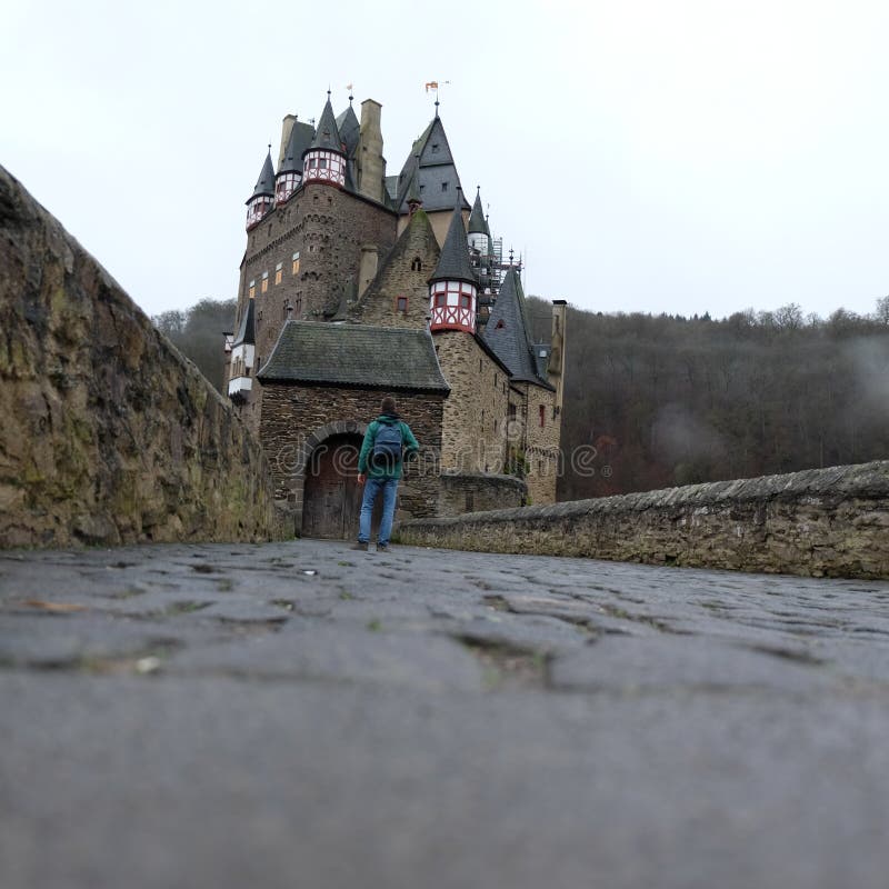 Castillo medieval fantasmag?rico de Eltz del Burg imágenes de archivo libres de regalías Castillo medieval fantasmag?rico de Eltz del Burg imágenes de archivo libres de regalías