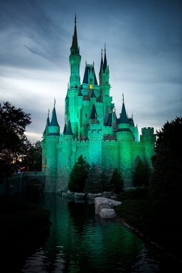Castillo mágico del reino del mundo de Disney imágenes de archivo libres de regalías Castillo mágico del reino del mundo de Disney imágenes de archivo libres de regalías