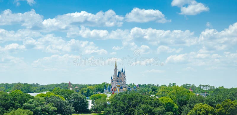 Castillo mágico del reino del mundo de Disney granangular imagen de archivo Castillo mágico del reino del mundo de Disney granangular imagen de archivo