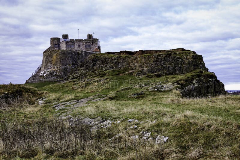 Castillo santo Inglaterra de la isla de Northumberland imagen de archivo Castillo santo Inglaterra de la isla de Northumberland imagen de archivo