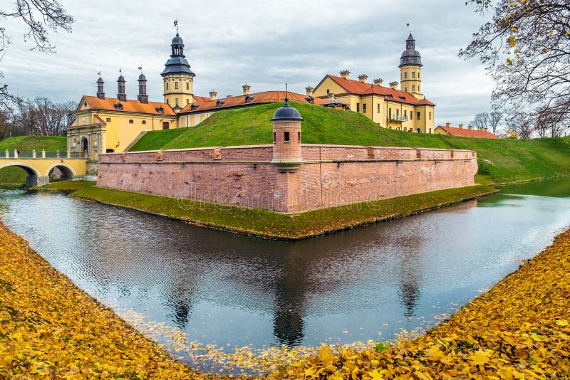 Castillo turístico bielorruso de Nesvizh de la atracción de la señal - castillo medieval en Nesvizh, Bielorrusia imágenes de archivo libres de regalías Castillo turístico bielorruso de Nesvizh de la atracción de la señal - castillo medieval en Nesvizh, Bielorrusia imágenes de archivo libres de regalías