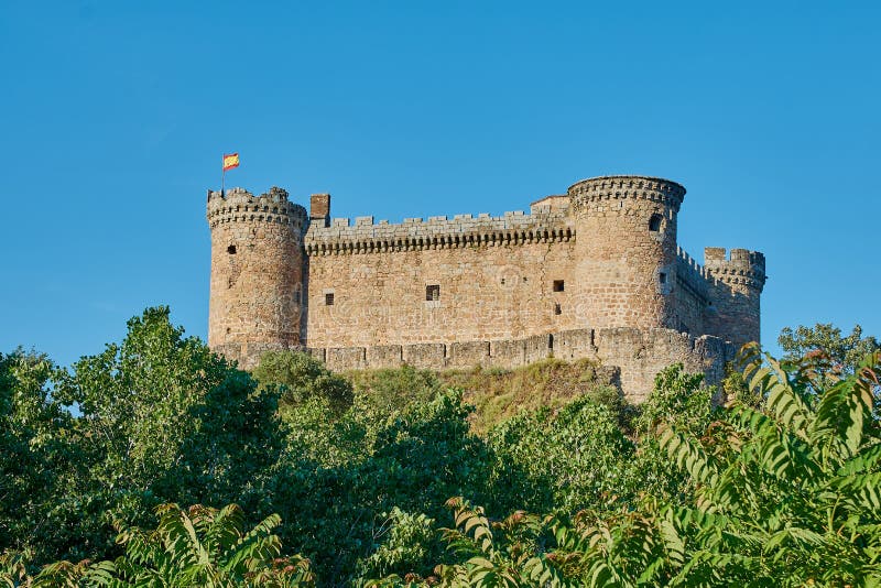 Castillo viejo con una bandera española fotografía de archivo Castillo viejo con una bandera española fotografía de archivo