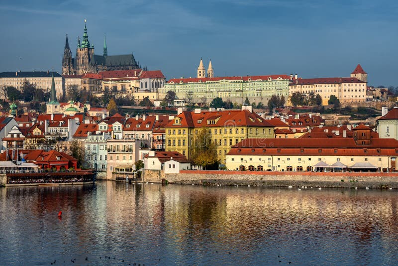 Castillo y Charles Bridge g?ticos con Lesser Town en el d?a soleado, Rep?blica Checa de Praga del oto?o colorido fotos de archivo libres de regalías Castillo y Charles Bridge g?ticos con Lesser Town en el d?a soleado, Rep?blica Checa de Praga del oto?o colorido fotos de archivo libres de regalías