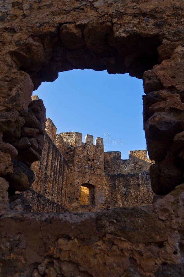 Castillo y fortaleza sangrientos interiores de Frangokastello, isla de Creta imagenes de archivo Castillo y fortaleza sangrientos interiores de Frangokastello, isla de Creta imagenes de archivo