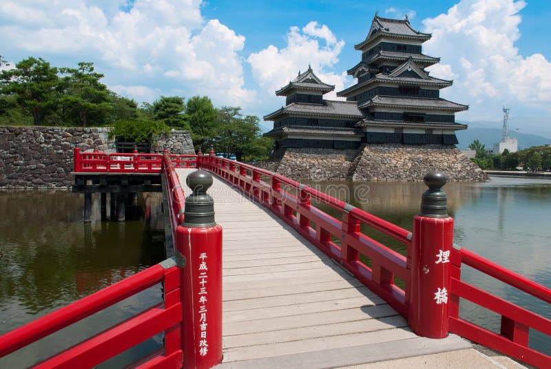 Castillo y puente rojo, Japón de Matsumoto fotos de archivo libres de regalías