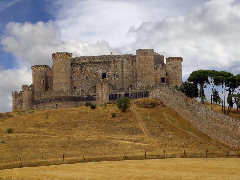 Castillo bastidores sobre el colina de, más cercano de, en provincia de.