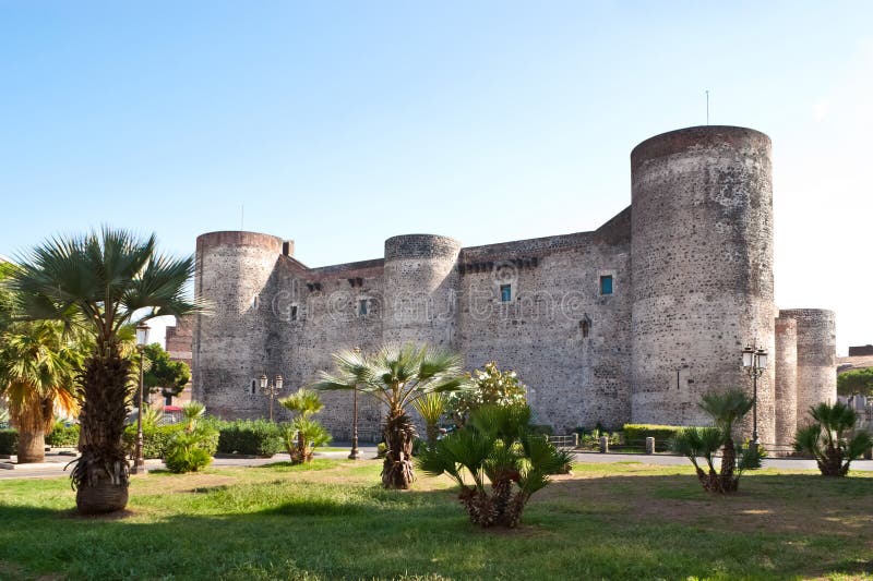 Il Castello Ursino è uno dei punti di riferimento della città e qui si individua Catania Civico Museo e una galleria d'arte locale.