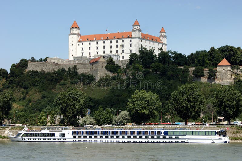 Hradný vrch, výhľad na Dunaj, výletná loď kotviaca pod kopcom, Bratislava, Slovensko