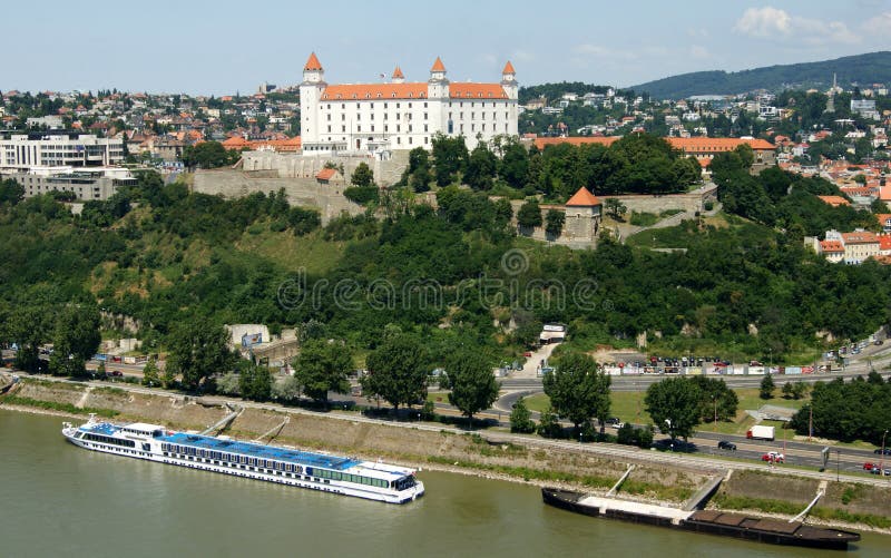 Hradný vrch, výhľad na Dunaj, výletná loď kotviaca pod kopcom, Bratislava, Slovensko