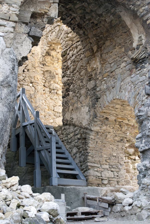 Hrad Lietava, vnitřní stěny se schody