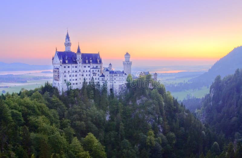 Famoso castillo en alemania sobre el amanecer.