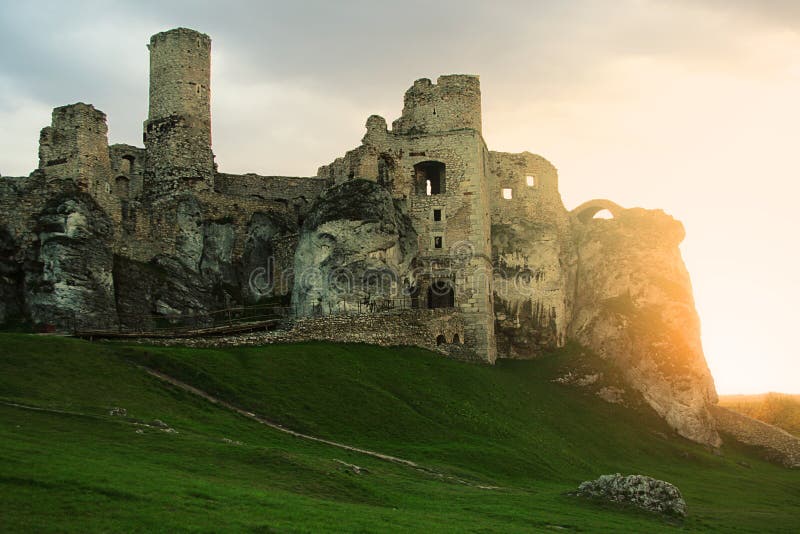 Ruiny velkého středověký Hrad Ogrodzieniec, který hrál ve scénách z Witchers Bitva Promočené.