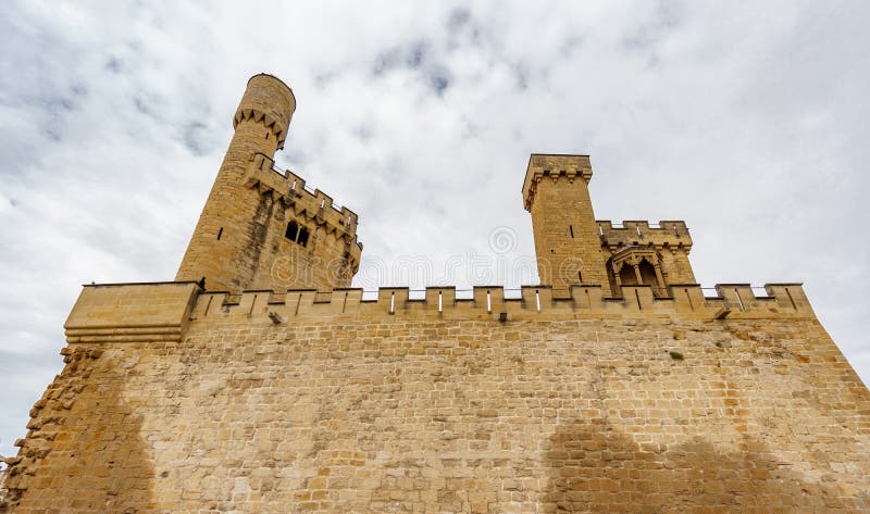 Castle Olite της κατώτατης άποψης στη Ναβάρρα, Ισπανία στοκ εικόνες Castle Olite της κατώτατης άποψης στη Ναβάρρα, Ισπανία στοκ εικόνες