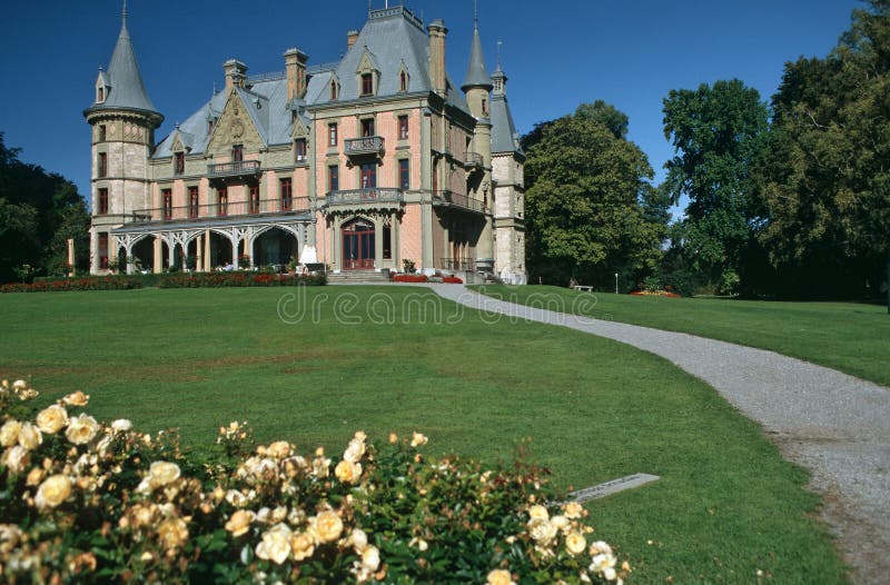 Il castello di Schadau a Thun amichevole e calda mattina d'estate.