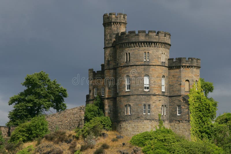 Castillo sobre el colina en, Escocia.