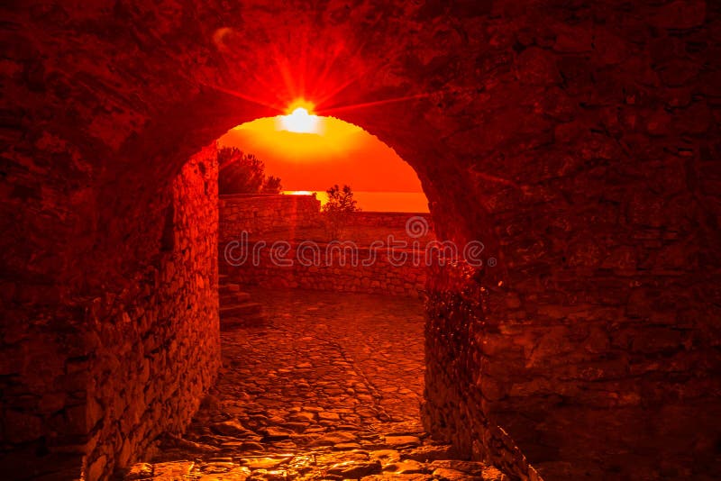 Nádherný západ slnka na Palamidi opevnený Hrad, ktorý sa týči Nafplio mesto, Peloponéz, Grécko.