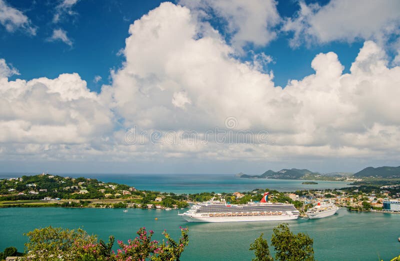 Castries, stLucia - 26. November 2015: Luxusreise auf Boot, Wassertransport Kreuzschiffe im Hafen auf bewölktem Himmel stockbilder Castries, stLucia - 26. November 2015: Luxusreise auf Boot, Wassertransport Kreuzschiffe im Hafen auf bewölktem Himmel stockbilder