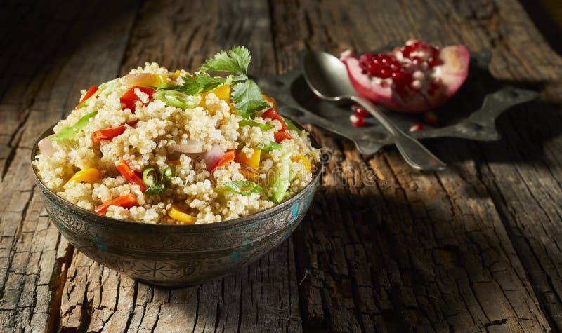 Castron cu cușcuș și salată de chinoa royalty free stock photography
