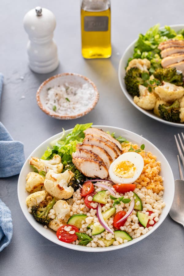 Castron de prânz sănătos cu linte de pui la grătar legume și pui de peas cușcuș de perlă stock photo
