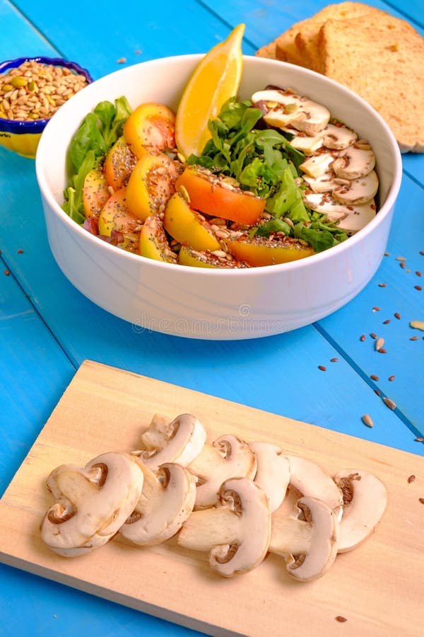Castron de salată mixtă cu ciuperci de tomate stock photos