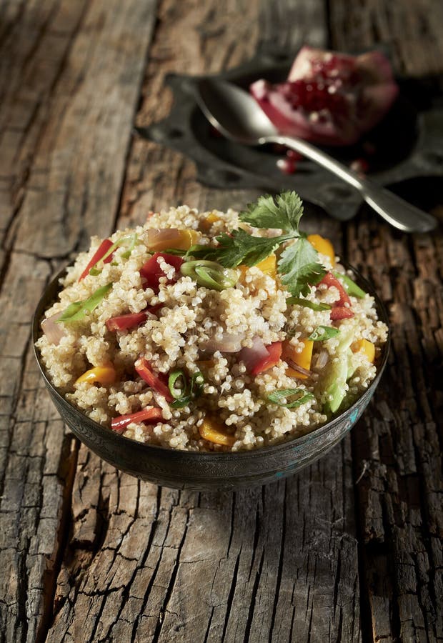 Castron mare de cușcuș sănătos și salată de quinoa stock images