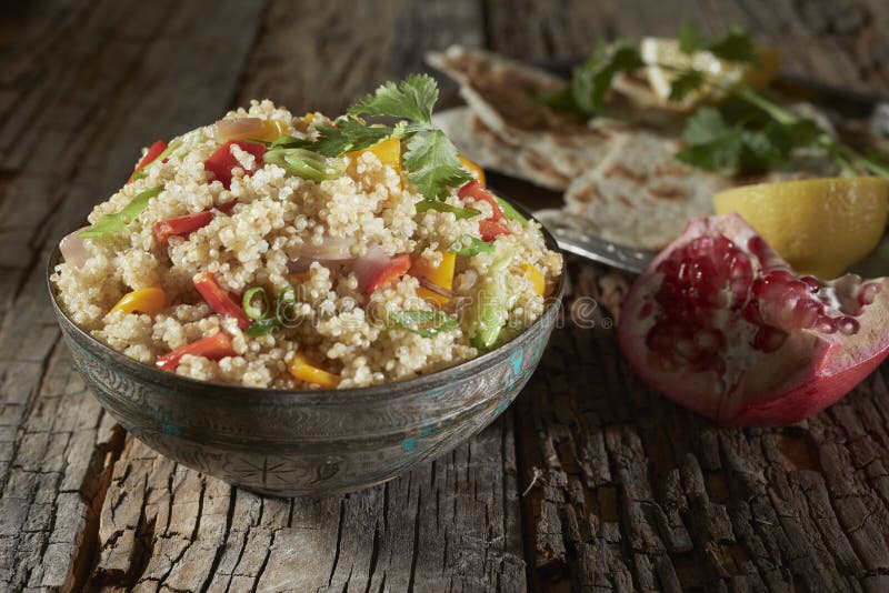 Castron mare de salată cușcuș sănătoasă stock image