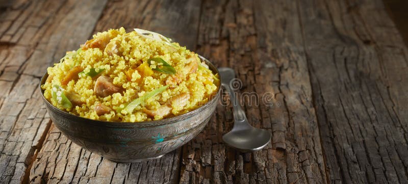 Castron sănătos de chinoa mixtă și cușcuș stock photos