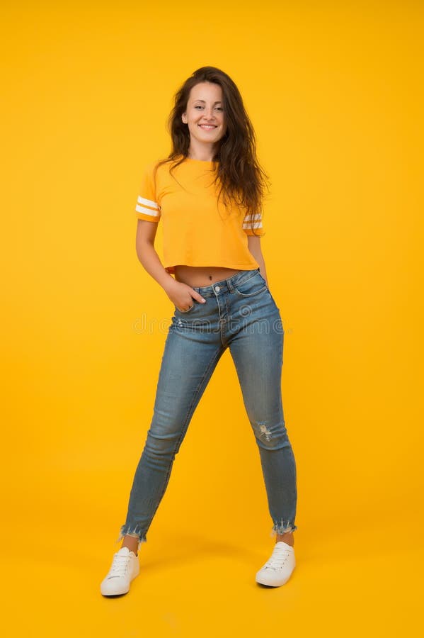 Modelo De Estilo De Vida. Estilo De Vida Juvenil. Toma De Estilo De Vida  Vívido. Ropa De Mujer Elegante. Material De Ropa De Lujo. Imagen de archivo  - Imagen de capa, manera