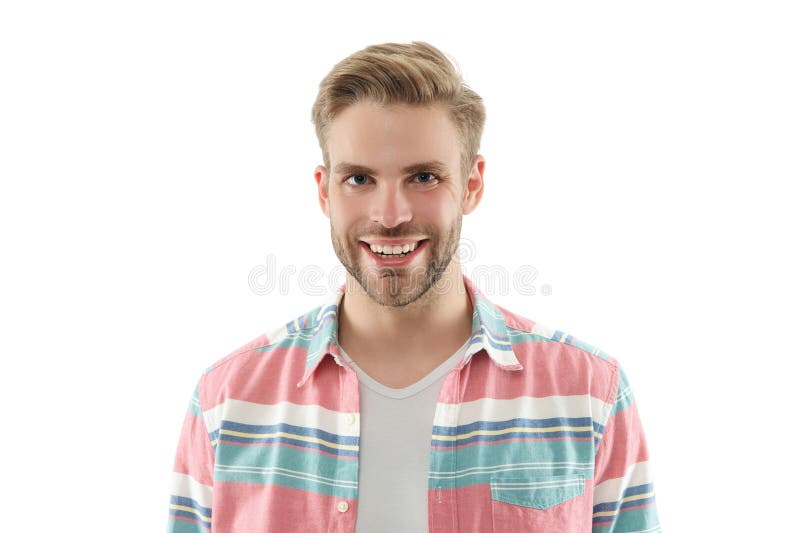 Casual style szczęśliwego uśmiechniętego człowieka. Facet ma stylowe strzyżenie włosów. Młody mężczyzna ubrany w zwykłą koszulę. P zdjęcie royalty free