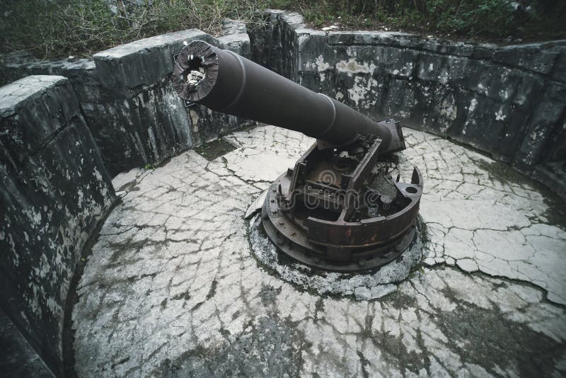 Cat Ba Island, Lan Ha Bay, Vietnam 09 11 2018: Kanonen-Fort-Artilleriegewehr 138 Millimeter-Soldaten Der Gewehrposten Zweite Welt stockfotos Cat Ba Island, Lan Ha Bay, Vietnam 09 11 2018: Kanonen-Fort-Artilleriegewehr 138 Millimeter-Soldaten Der Gewehrposten Zweite Welt stockfotos