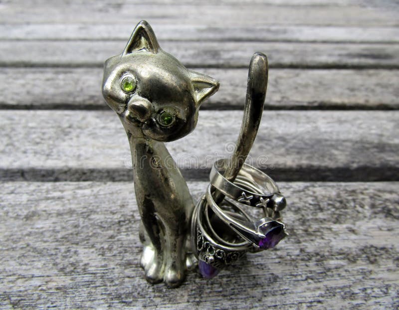 Cat ring holder with silver rings in it`s tail