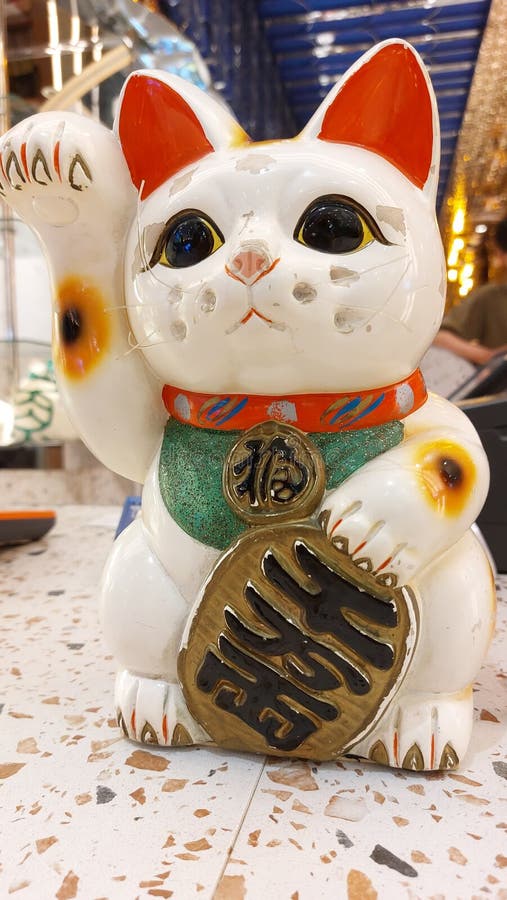 The Cat Statue that Guests in the Restaurant Looks Worn Out