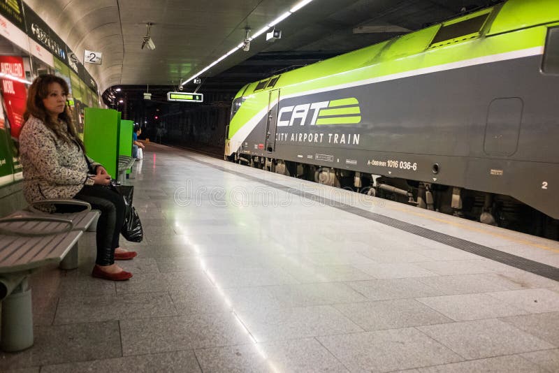 CAT Train in WienHauptbahnhof Redaktionelles Stockbild Bild von