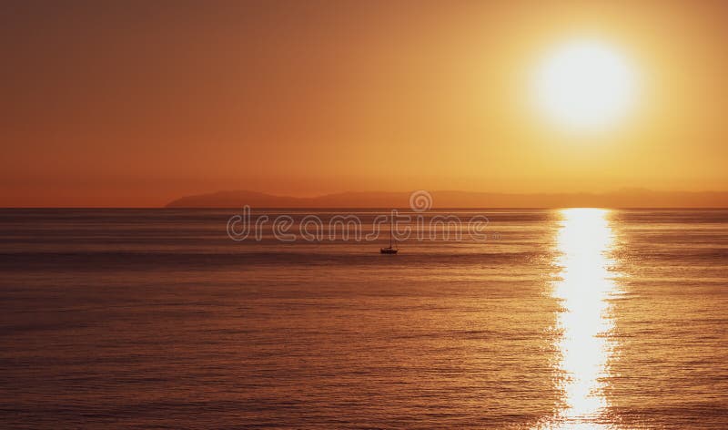Catalina island golden sunset view. Golden Catalina island sunset view of the coast o southern California with the sun reflected in the water royalty free stock images Catalina island golden sunset view. Golden Catalina island sunset view of the coast o southern California with the sun reflected in the water royalty free stock images